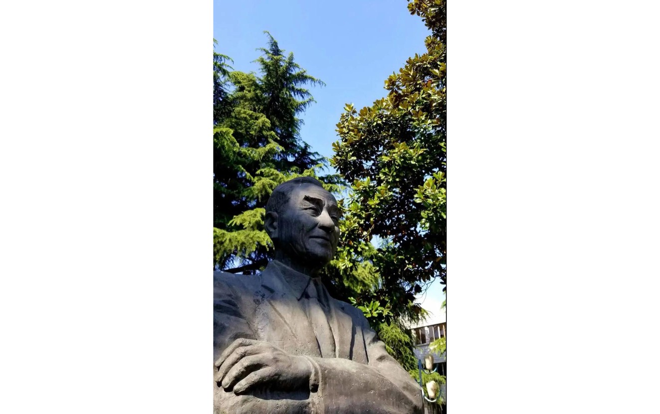 翁文波雕像